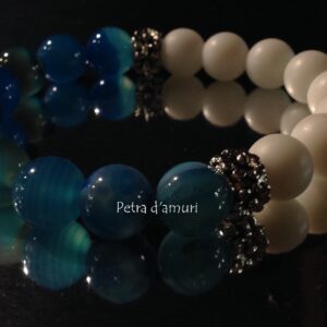 Bracciale in Agata bianca satinata e Agata blu. Hand Made in Sicily by Petra d’amuri