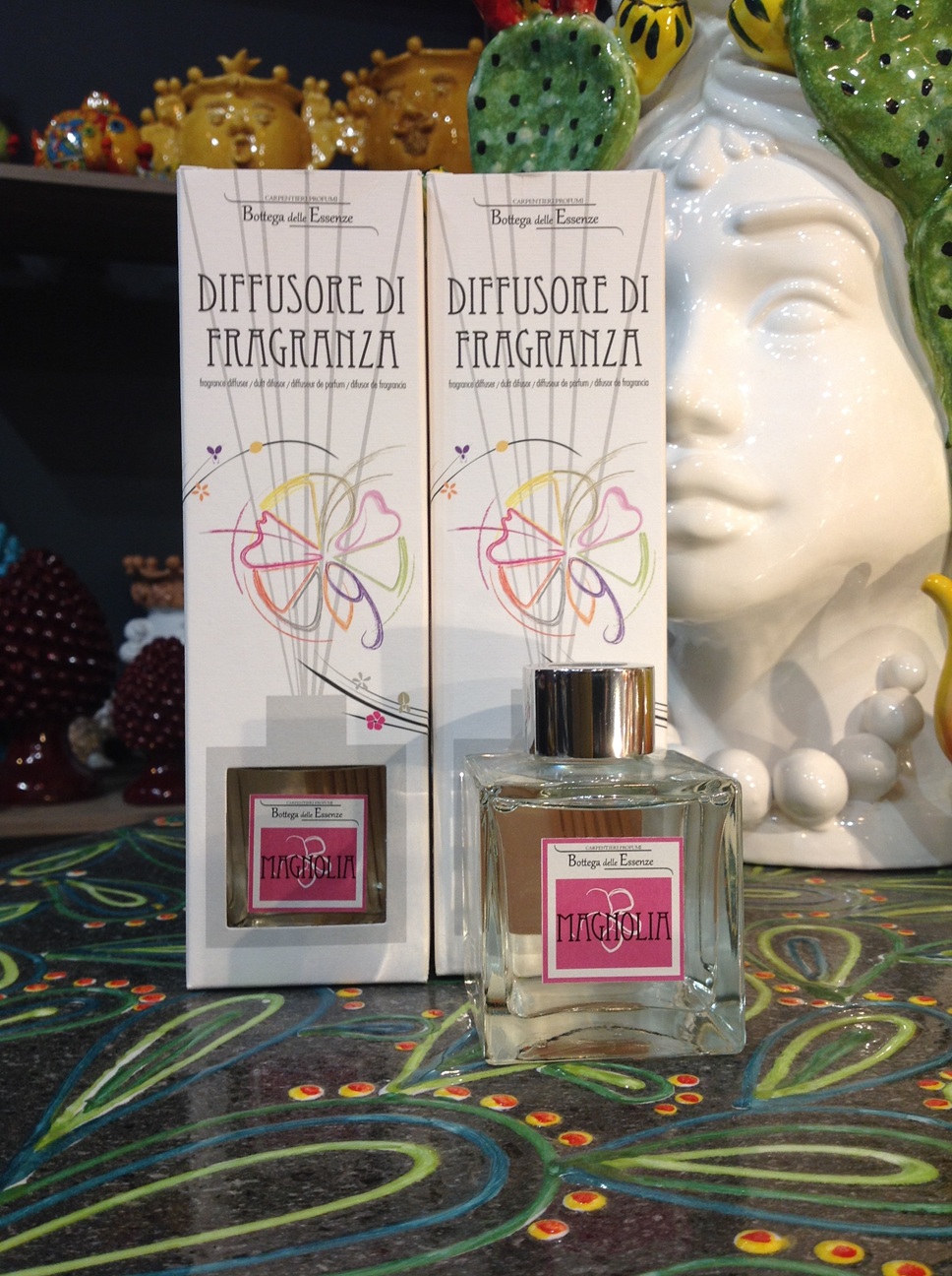 Diffusore di Fragranza alla Magnolia 100 ml. Un’essenza floreale e raffinata, capace di donare agli ambienti un’aura di eleganza e armonia senza tempo.