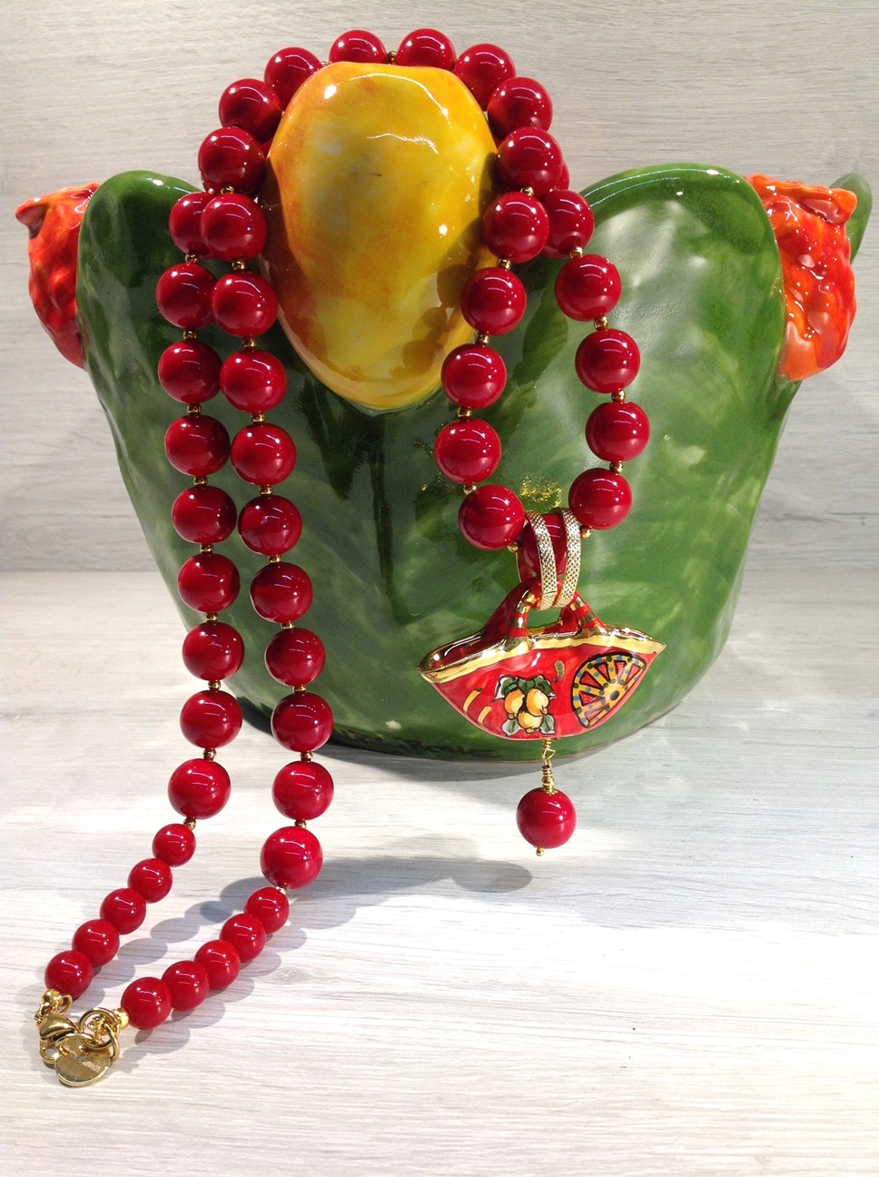 Collana siciliana rossa con coffa in ceramica di caltagirone Petra d'amuri