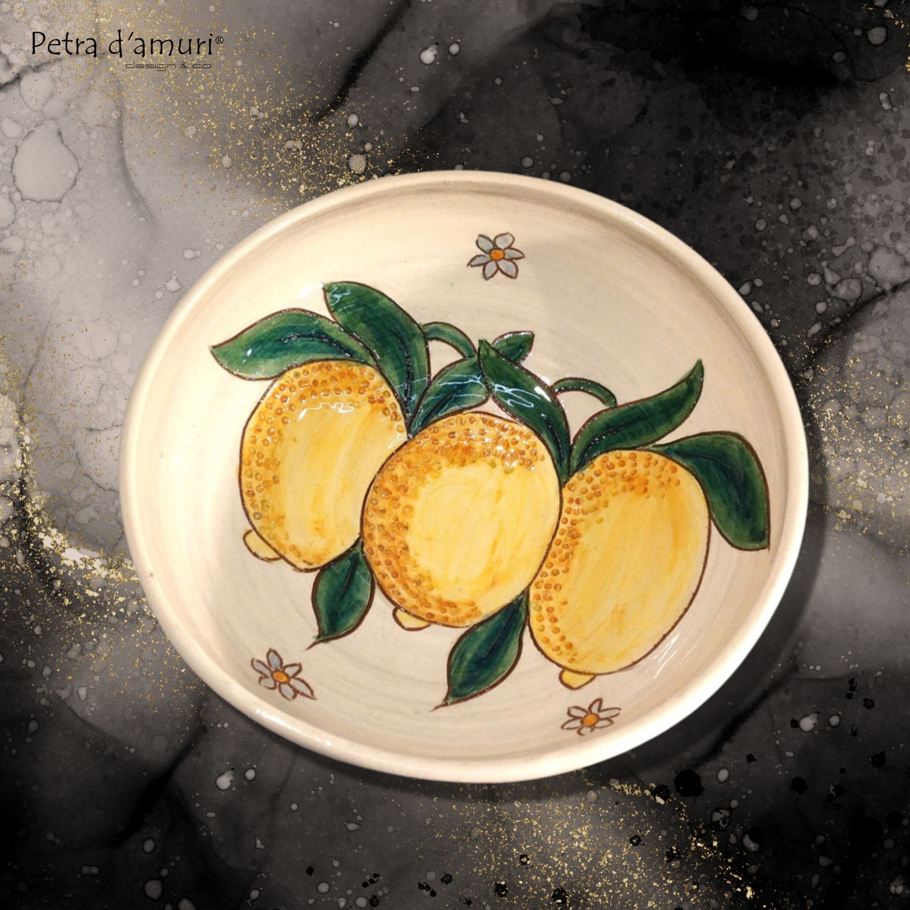 Ciotola Limoni in Ceramica Siciliana, finemente incisa e poi decorata a mano da pregiati artigiani.