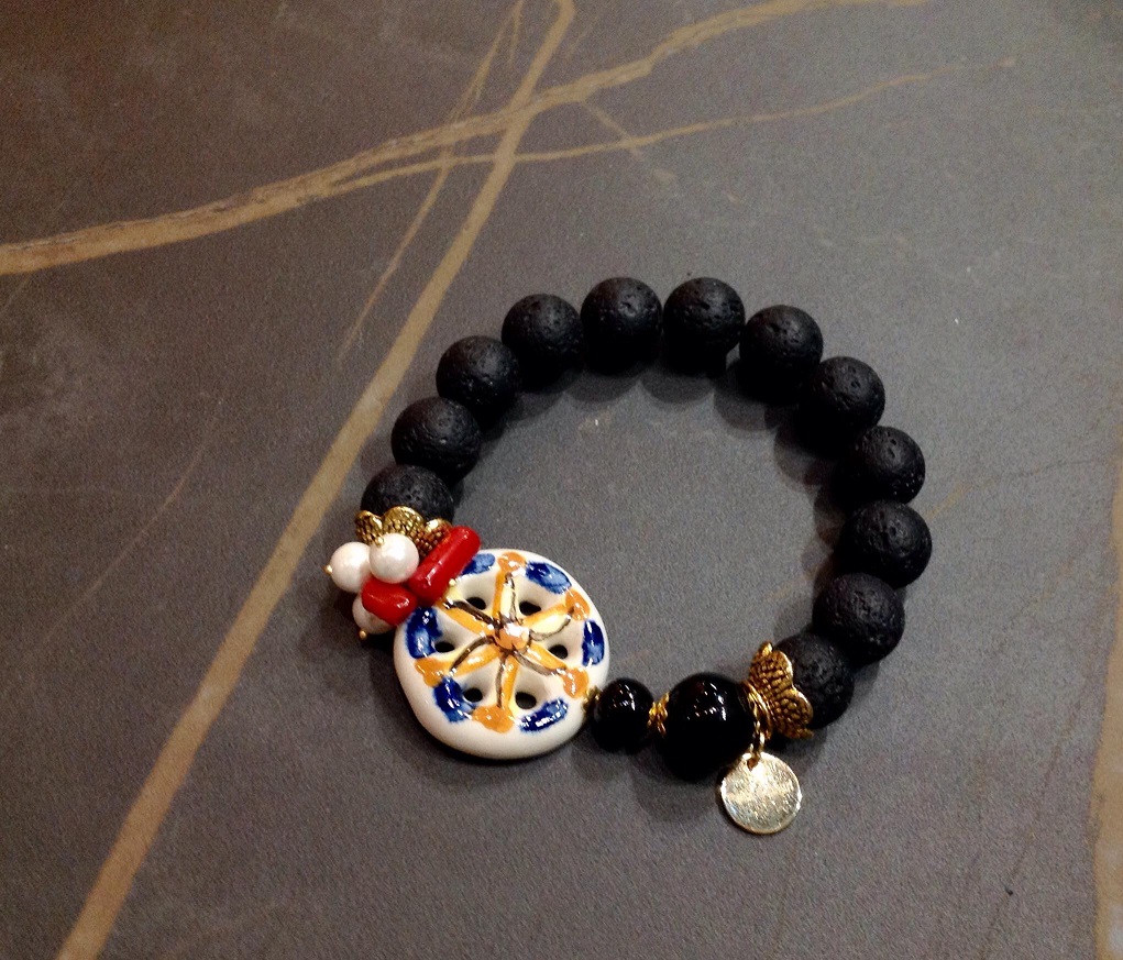 Bracciale in pietra lavica e ruota di carretto in ceramica siciliana di Caltagirone