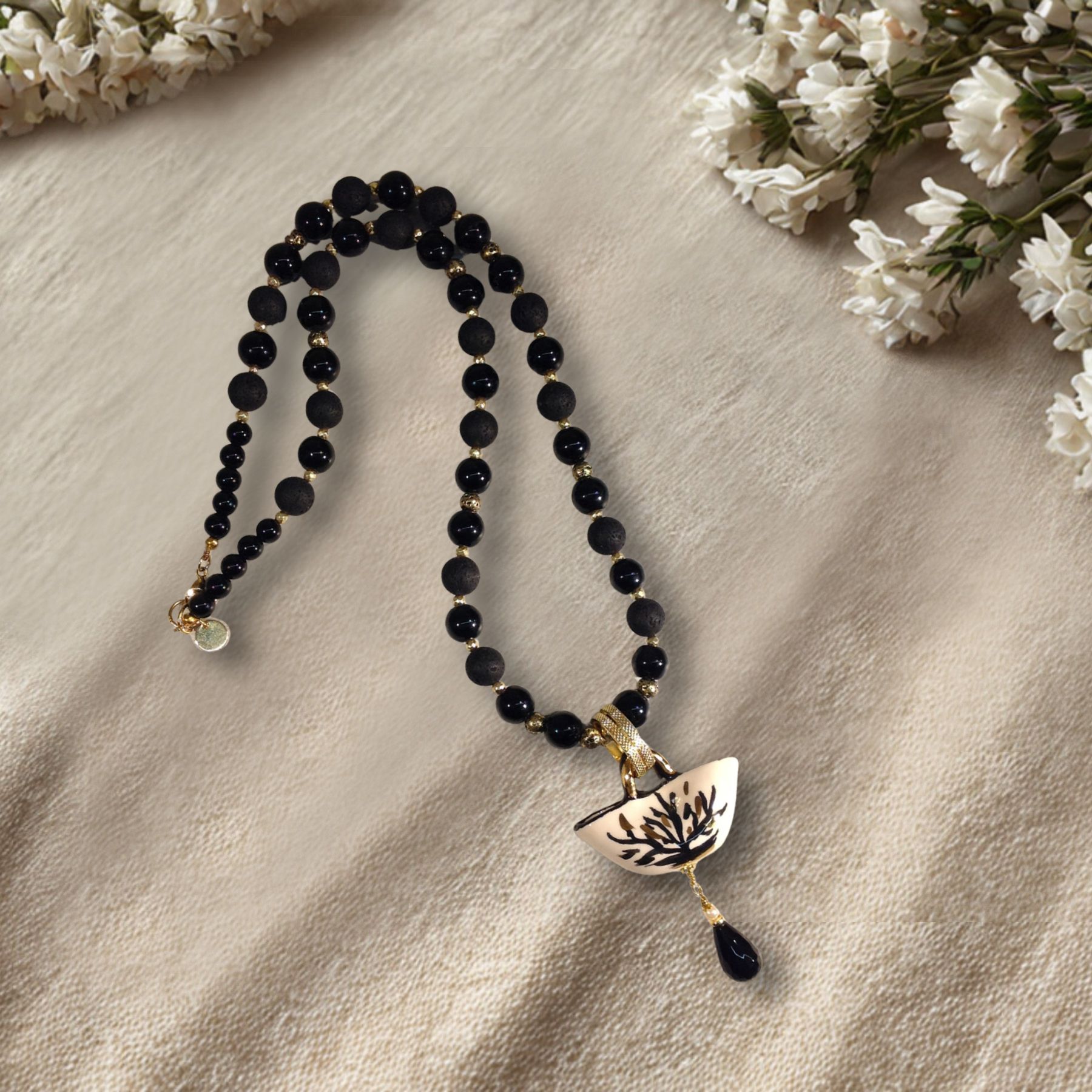 Elegante collana Siciliana con Pietra Lavica e Coffa in ceramica finemente decorata, onice nero, ematite. Pezzo unico. Hand Made in Sicily by Petra d’amuri