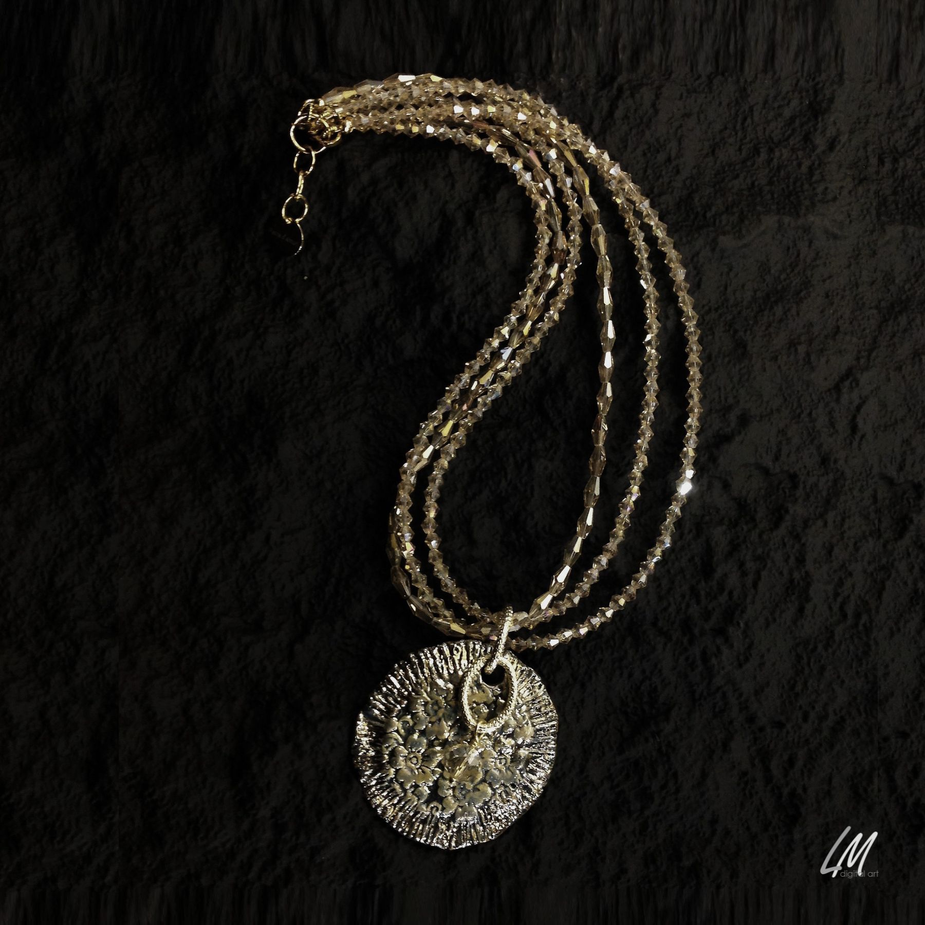 Elegante collana Siciliana con medaglione in ceramica raku. Ogni pezzo è irripetibile, segnato dal dialogo tra materia e fiamma. By Petra d'amuri