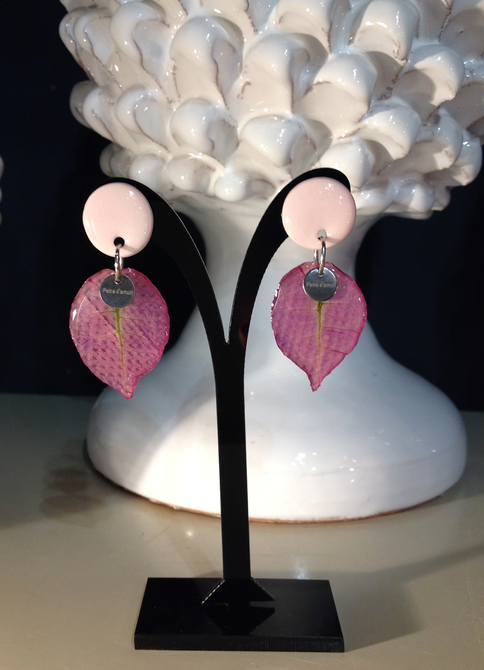 Raffinati e originali orecchini realizzati con brattee di bouganville rosa e base cipria. Cod. OBR2. Design by Petra d'amuri, Made in Sicily 100%