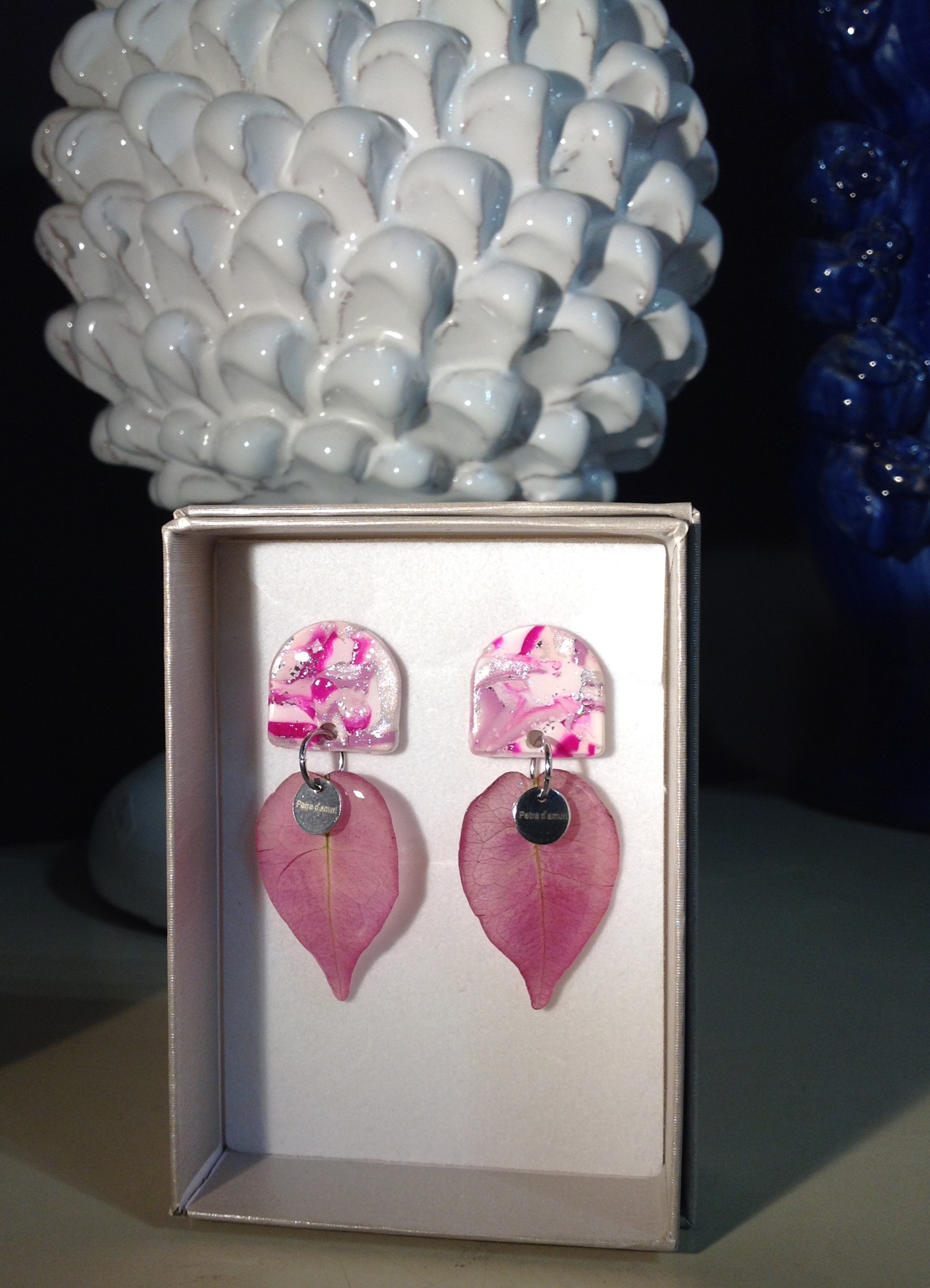Raffinati e originali orecchini realizzati con brattee di bouganville di colore rosa. Design Petra d'amuri, Made in Sicily 100%