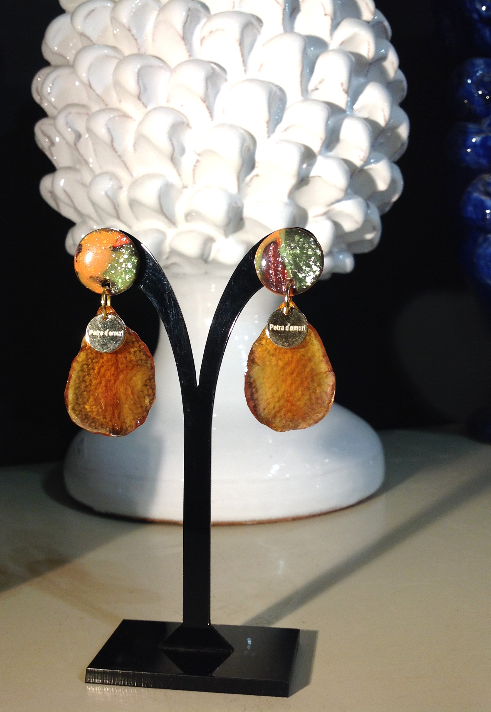 Orecchini con petali di camelia color miele e foglia argento