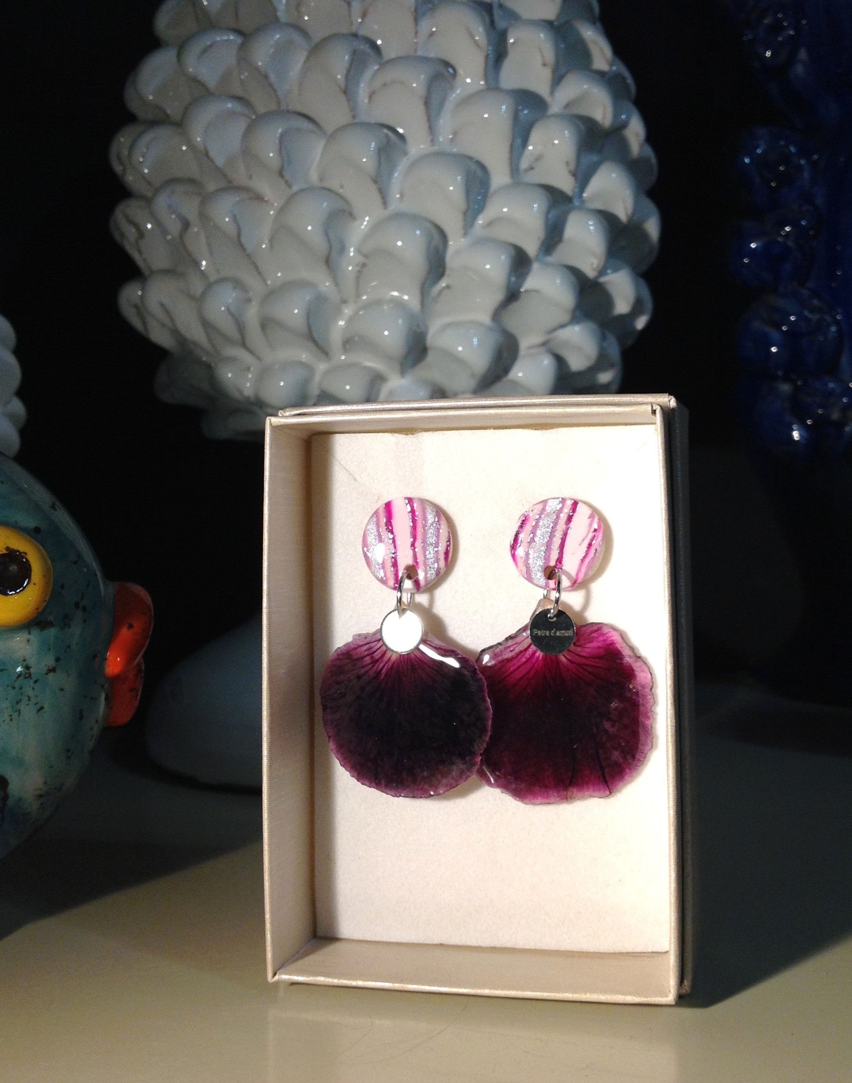 Raffinati e originali Orecchini Siciliani con petali di Geranio Imperiale e base polimerica con foglia argento. Design Petra d'amuri, Made in Sicily 100%